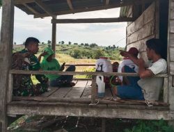 Ciptakan Keakraban, Babinsa Ulaweng Laksanakan Komsos Di Rumah Kebun Warga Desa Laponrong