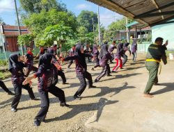 Babinsa Koramil 1407-03/Cenrana Kenalkan Pencak Silat Militer Kepada Siswa SMAN 26 Cenrana