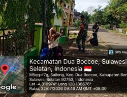 Babinsa Koramil 1407-02/Dua Boccoe Bersama Siswa SMP Negeri 2 Sailong Gotong Royong Bersihkan Lingkungan Sekolah