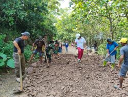 Babinsa Koramil 1407-16/Tonra Pimpin Gotong Royong Bersama Warga Meratakan Timbunan Jalan Menuju Pelabuhan Desa Bonepute