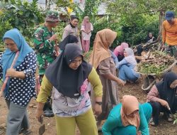 Semangat Gotong Royong, Babinsa Koramil 1407-10/Ponre Bersama PKK Dan Warga Bersihkan Lingkungan Desa Salebba