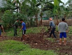 Babinsa Koramil 1407-05/Ulaweng Perkuat Kebersamaan Melalui Karya Bakti Pembersihan Lingkungan