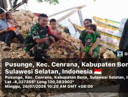 Babinsa Koramil 1407-03/Cenrana Kodim Bone Pererat Kemanunggalan TNI-Rakyat Melalui Komsos Di Dermaga Pusunge