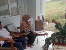 Babinsa Koramil 1407-17/Salomekko Kodim Bone Perkuat Hubungan Dengan Warga Melalui Komsos