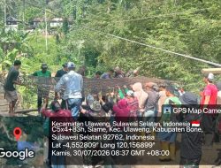 Semangat Gotong Royong, Anggota Koramil 1407-21/Palakka Bersama Warga Pasang Rangka Besi Jembatan Di Desa Siame