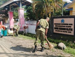 Babinsa Koramil 1407-19/Kahu Kodim Bone Bersama Warga Gelar Kerja Bakti Bersihkan Lingkungan Di Palattae