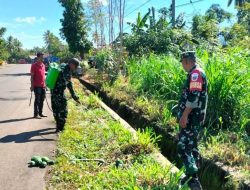 Babinsa Koramil 1407-14/Libureng Kodim Bone Perkuat Gotong Royong Lewat Karya Bakti Pembersihan Irigasi