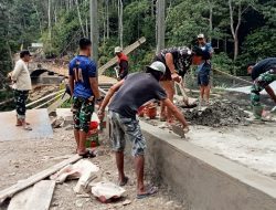 Danki SSK Pimpin Satgas TMMD Ke 129 Kodim Bone Bersama Warga Rapikan Pondasi Jembatan Gantung