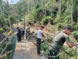 Satgas TMMD ke-129 Kodim 1407/Bone Tuntaskan Pemasangan Jaring Pengaman Jembatan Gantung