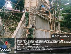 Anggota Koramil 1407-21/Palakka Bersama Warga Lanjutkan Gotong Royong Pelasteran Jembatan Desa Siame