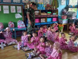 Dukung Pemenuhan Gizi Anak, Babinsa Koramil 1407-19/Kahu Dampingi Program MBG