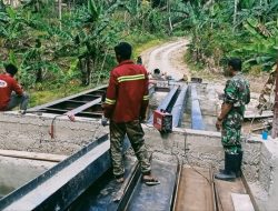 Peduli Infrastruktur Desa, Danramil 21/Palakka Turun Langsung Awasi Pengelasan Rangka Besi Jembatan Di Desa Siame