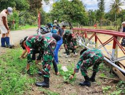 Jaga Kebersihan Jalan Desa, Babinsa Koramil 1407-10/Ponre Turun Langsung Bersama Warga