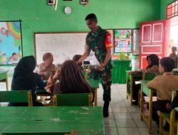 Babinsa Koramil 01/Ajangale Turun Langsung, Pastikan Pembagian MBG Berjalan Lancar Di Sekolah