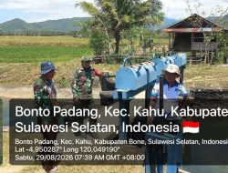 Peduli Petani, Babinsa Koramil Kahu Kodim 1407/Bone Dampingi Pembagian Air Ke Persawahan