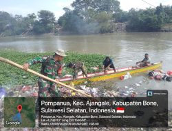Gotong Royong Jaga Kebersihan Sungai, Babinsa Ajangale Bersama Warga Bersihkan Sampah Di Kelurahan Pompanua