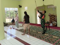 Pererat Kebersamaan, Babinsa Desa Sappewalie Koramil 1407-05/Ulaweng Dan Warga Dusun Clede Kompak Bersihkan Masjid H. Rahmah