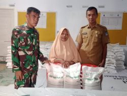 Pastikan Tepat Sasaran, Babinsa Tanete Riattang Dampingi Penyaluran Bantuan Beras