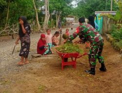 Babinsa Ramil Ponre Kodim 1407/Bone Dan PKK Bersatu Bersihkan Rumput Di Sepanjang Jalan Desa Pattimpa