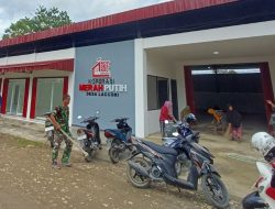 Kompak Bersihkan KDKMP Laccori, Babinsa Koramil 1407-02/Dua Boccoe Dan Warga Hidupkan Semangat Gotong Royong