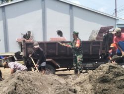 Semangat Kebersamaan, Babinsa Ramil 18/Kajuara Kodim 1407/Bone Turun Langsung Bantu Pekerjaan Rumah Warga