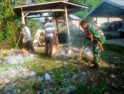 Tak Hanya Menjaga Wilayah, Babinsa Ponre Kodim 1407/Bone Turun Langsung Bersihkan Sampah Bersama Warga