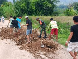 Perkuat Kebersamaan, Babinsa Ramil 20 Bontocani Kodim 1407/Bone Bersama Warga Bergotong Royong Benahi Jalan