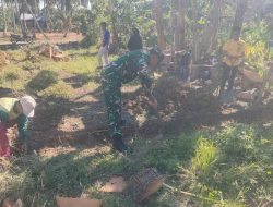 Babinsa Koramil 05 Ulaweng Kodim 1407/Bone Berbaur Dengan Warga, Bantu Gali Pondasi Rumah Di Ta’cipong