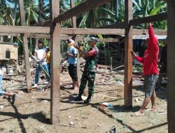 Ringankan Beban Warga, Babinsa Koramil 04 Tellusiatinge Kodim Bone Ikut Bongkar Rumah Untuk Di Renovasi
