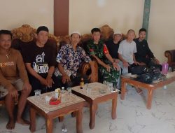 Jalin Komunikasi Dari Hati Ke Hati, Babinsa Ramil 03 Cenrana Kodim 1407/Bone Dekatkan Diri Dengan Warga