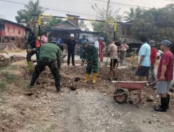 Permudah Akses Warga, Babinsa Cenrana Kodim 1407/Bone Bersama Masyarakat Buat Jembatan Di Atas Parit