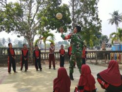 Bina Generasi Muda, Babinsa Ramil 14 Libureng Kodim 1407/Bone Latih Bola Voli Siswa SDN 185 Mario