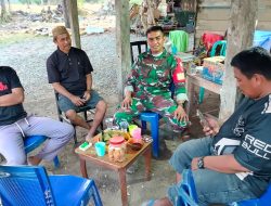 Babinsa Koramil 03/Cenrana Kodim Bone Jalin Silaturahmi Dengan Warga Melalui Komsos Di Desa Awang Cenrana