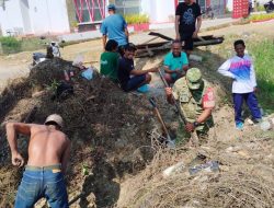 Cegah Saluran Tersumbat, Babinsa Cenrana Kodim 1407/Bone Dan Warga Bergerak Bersihkan Lingkungan