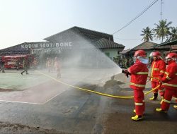 Tingkatkan Kewaspadaan Dan Keterampilan, Personel Kodim 1407/Bone Berlatih Penanganan Kebakaran