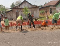 Demi Kebutuhan Air Bersih, Babinsa Mare Kodim 1407/Bone Dan Warga Bahu-Membahu Gali Jalur Pipa