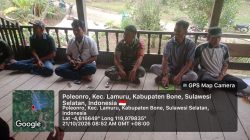 Melalui Komsos, Babinsa Ramil 08-Lamuru Kodim 1407/Bone Perkuat Hubungan Dengan Para Petani Di Wilayah Binaan