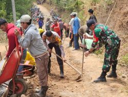 Bahu-Membahu Demi Akses Lebih Baik, Babinsa Koramil 1407-08/Lamuru Kodim Bone Turun Langsung Dalam Pengecoran Jalan
