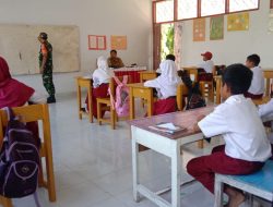 Membangun Kedekatan Lewat Pendidikan, Babinsa Koramil 1407-02/Dua Boccoe Berinteraksi Dengan Siswa SDN 6/81 Di Panyili